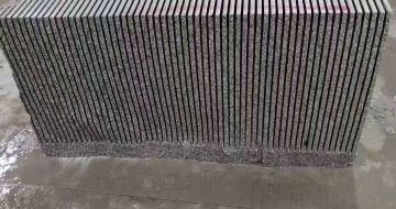 山东芝麻白毛板荒料切割