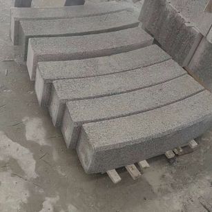 山东芝麻白弧形路牙石