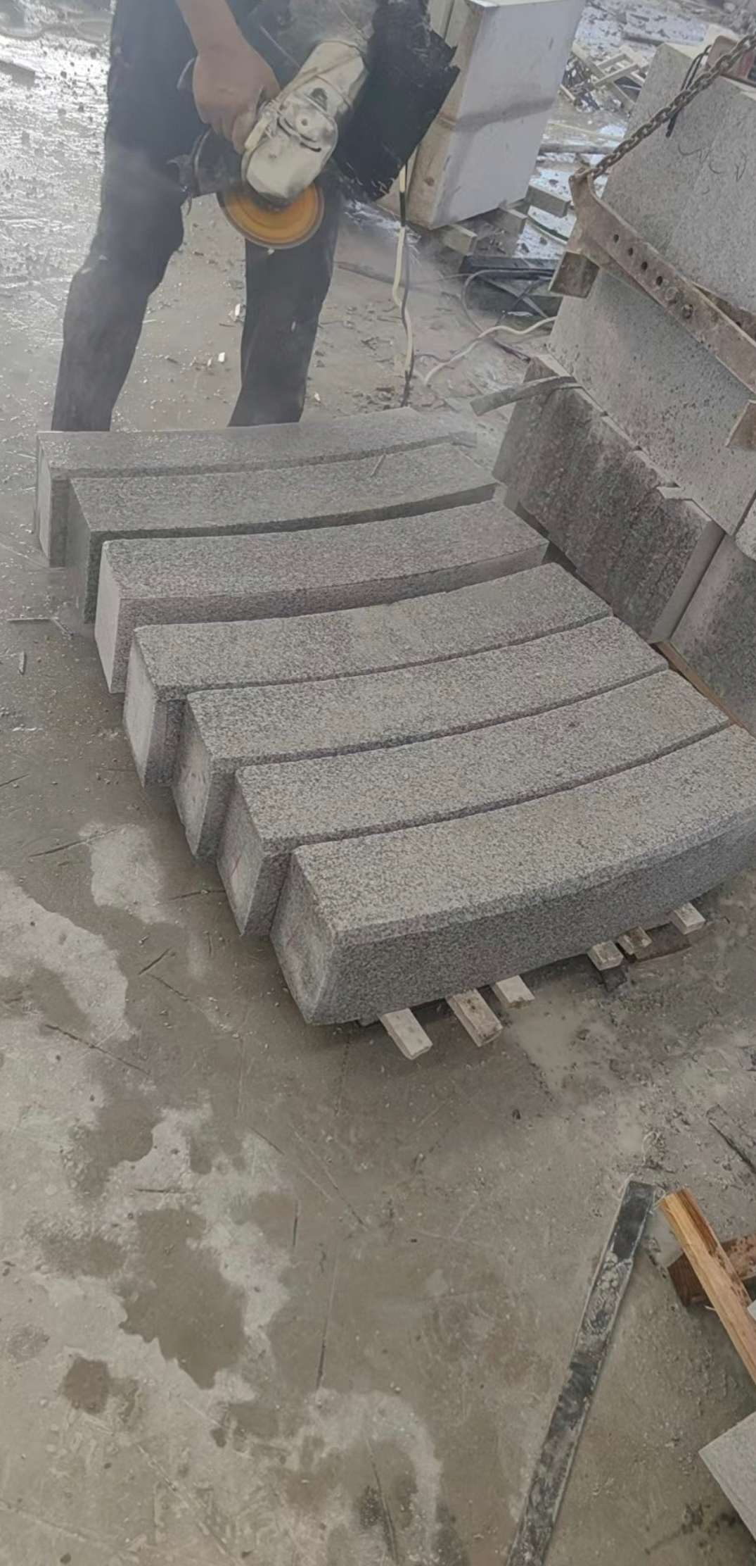 山东芝麻白弧形路牙石